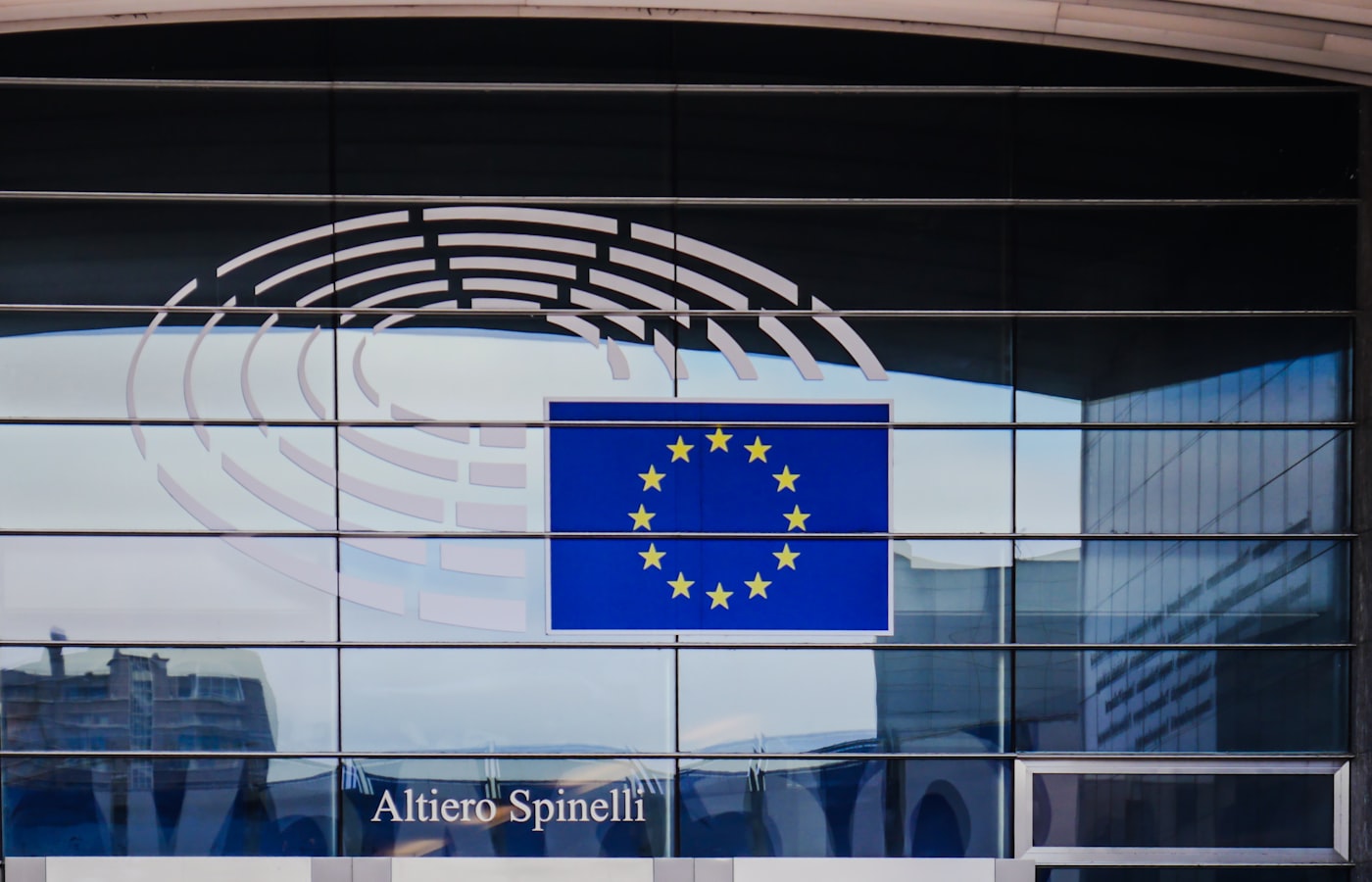 Parlamento Europeo con bandiera UE